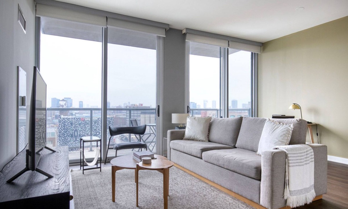River West Apartment | Classic River West 1BR w/Roofdeck & W/D, nr Blue Line, by Blueground