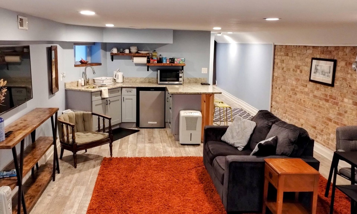 Hyde Park Apartment | Classic Rowhouse Den at U of Chicago