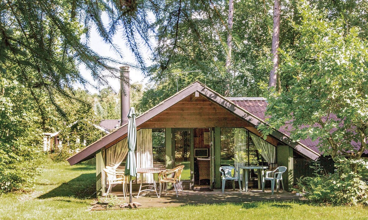 Hoeve Strand House | Classic, spacious cottage with open kitchen-living room and a partially open terrace.
