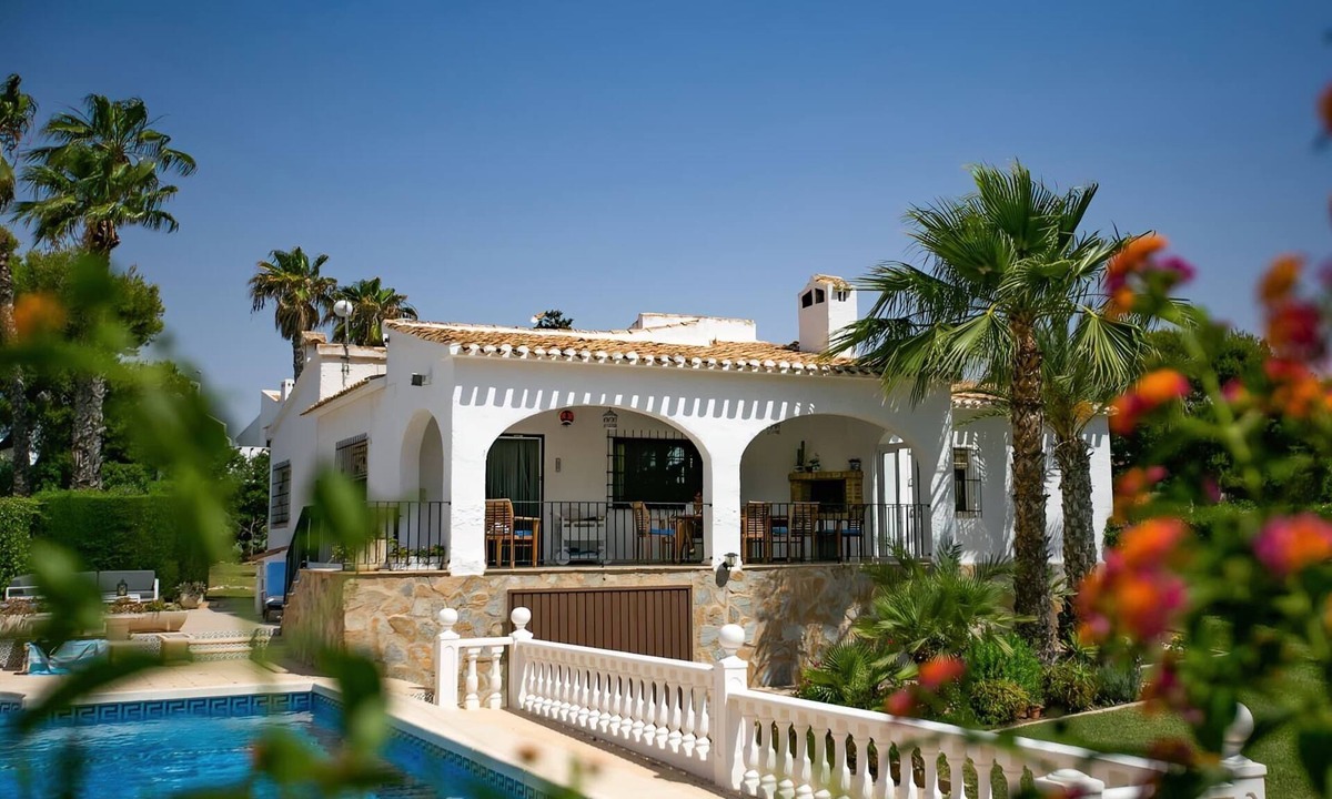 Playa Flamenca Villa | Classic spacious villa with swimming pool at 100 m from the beach, sea view.