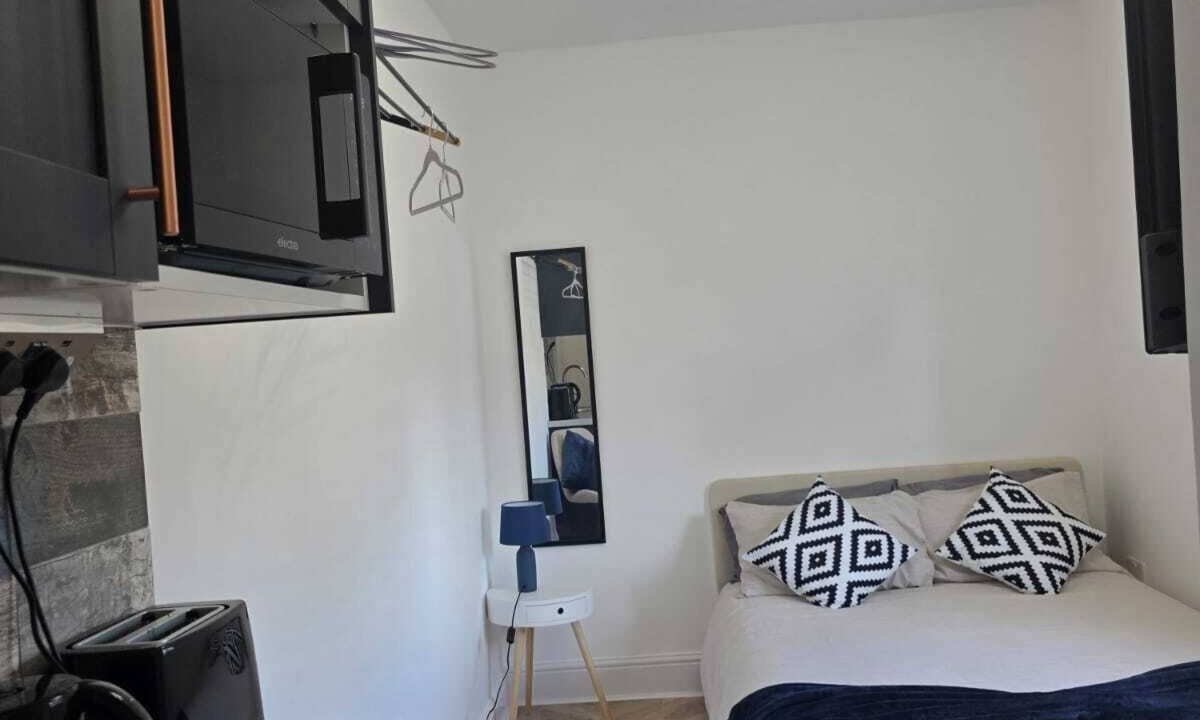 Hackney Downs Apartment | Classic studio with private bathroom and shower.