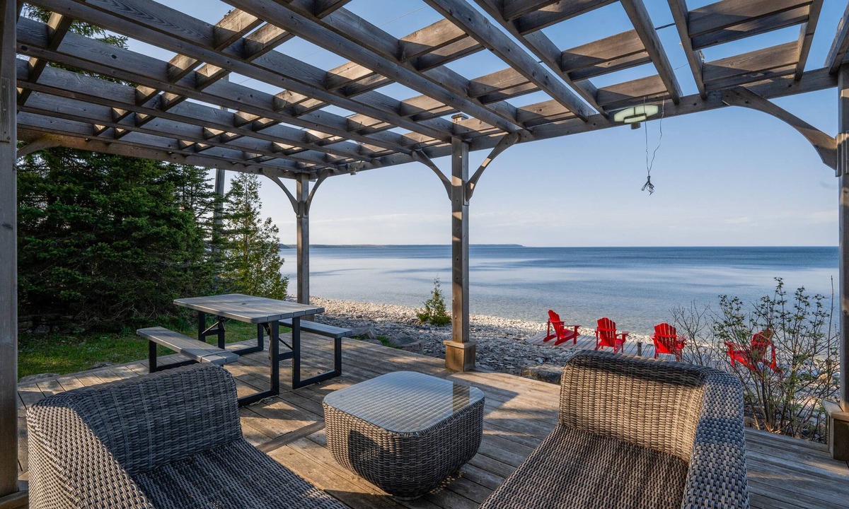 Northern Bruce Peninsula Cottage | Classic waterfront cottage & sauna near trails