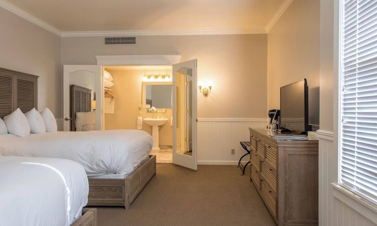 Santa Rosa Hotel | Classic Wine Country Comfort – 2 Double Queen Suite Near Parks + Tasting
