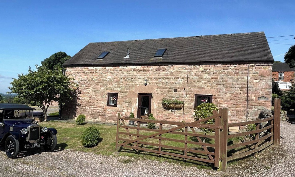 Cauldon Low House | Classy 2 Bed Barn Polar Bears Chatsworth