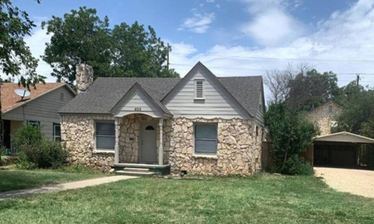 San Angelo House | Classy and Comfortable Home