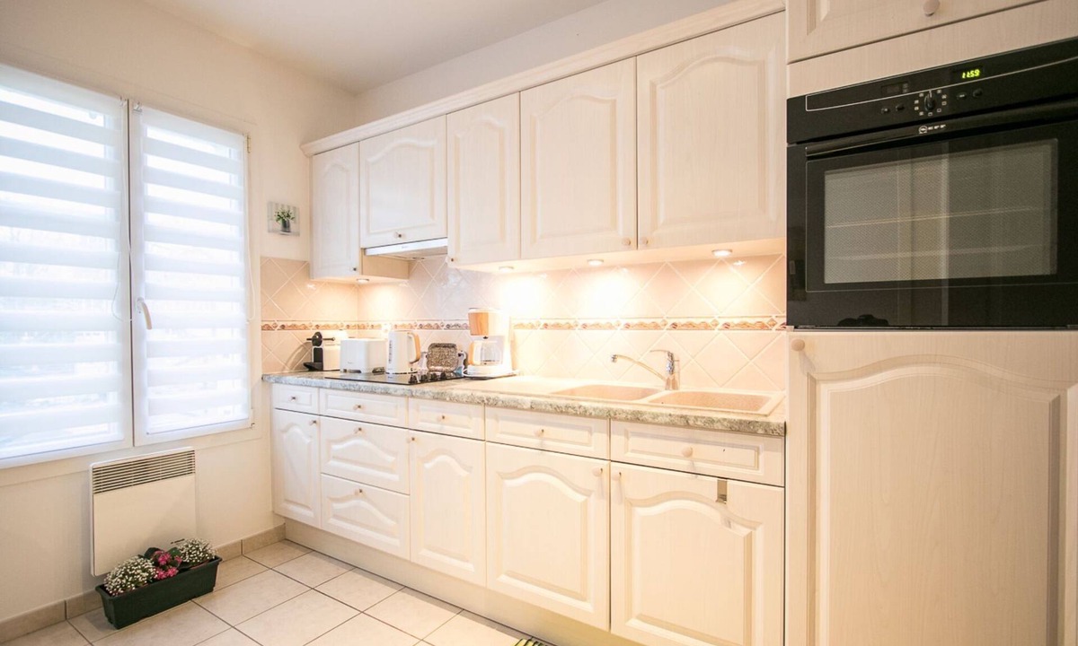 Bayeux Apartment | Classy Apartment in Bayeux with Heating Facility