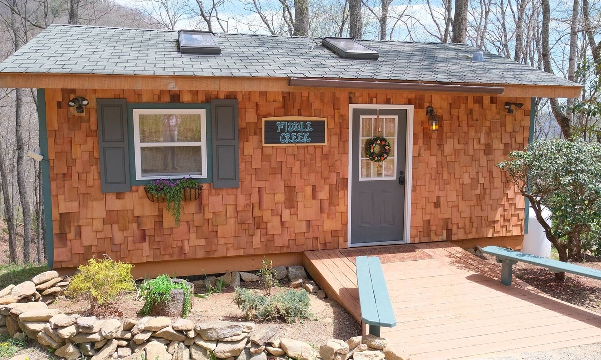 Laurel Ridge Cabin | Classy Cabin with Private Deck on the Mountain