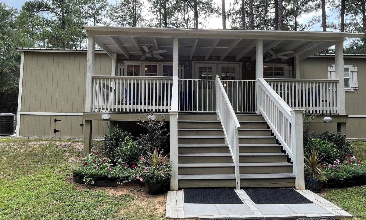 Fort Valley House | Classy cottage in wooded setting. Easy access to I75, RAFB, Ft Valley and Macon.