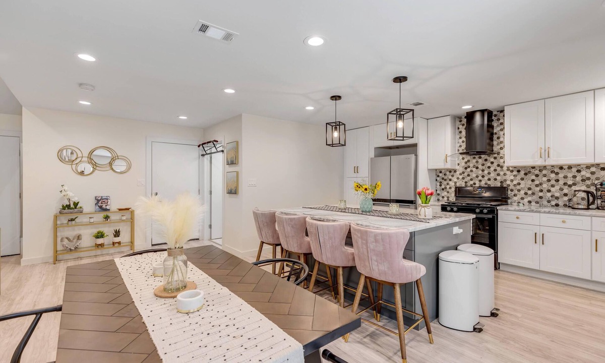 Austin House | Classy & Cozy 3BD 2Bath w Office in HIP South Austin