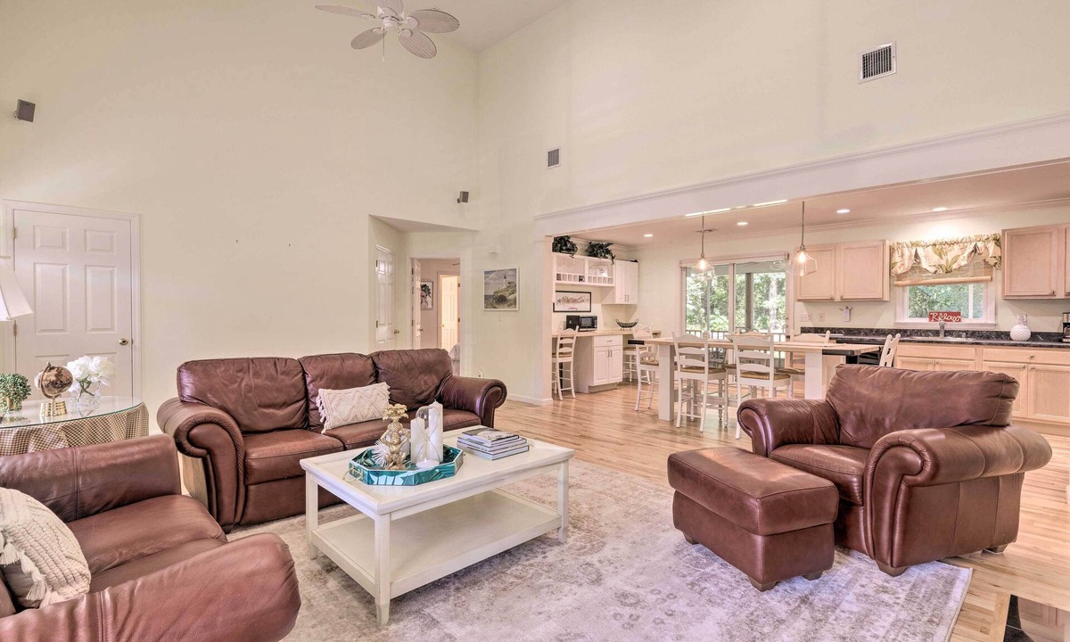 Jamesport House | Classy Getaway w/Deck & Yard < 1 Mi to Beach