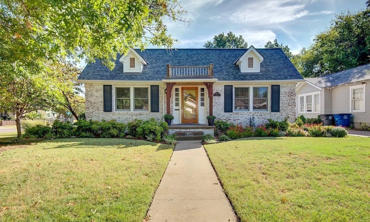 Tulsa House | Classy home w/deck & fenced yard only 2 blocks from the fairgrounds!