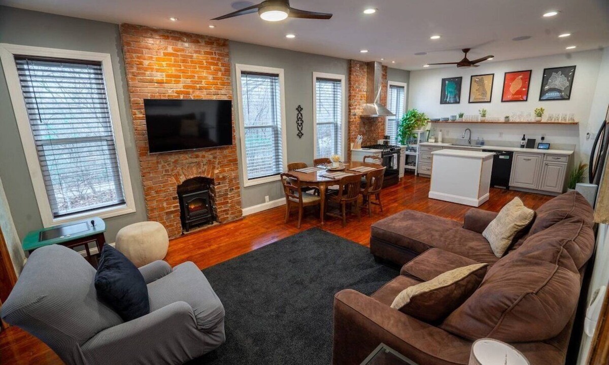 The Gate Apartment | Classy Midtown 2BR, King Master