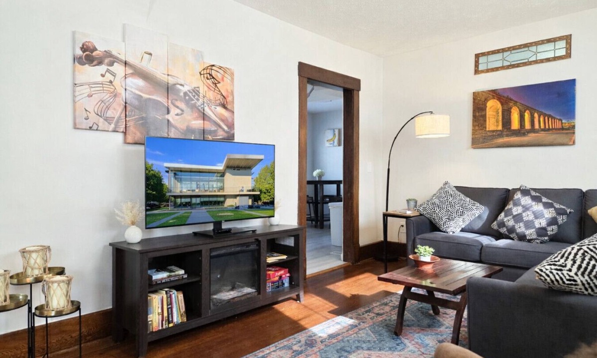 Oberlin House | Classy Oberlin Stay | Near Dining, Shops & College