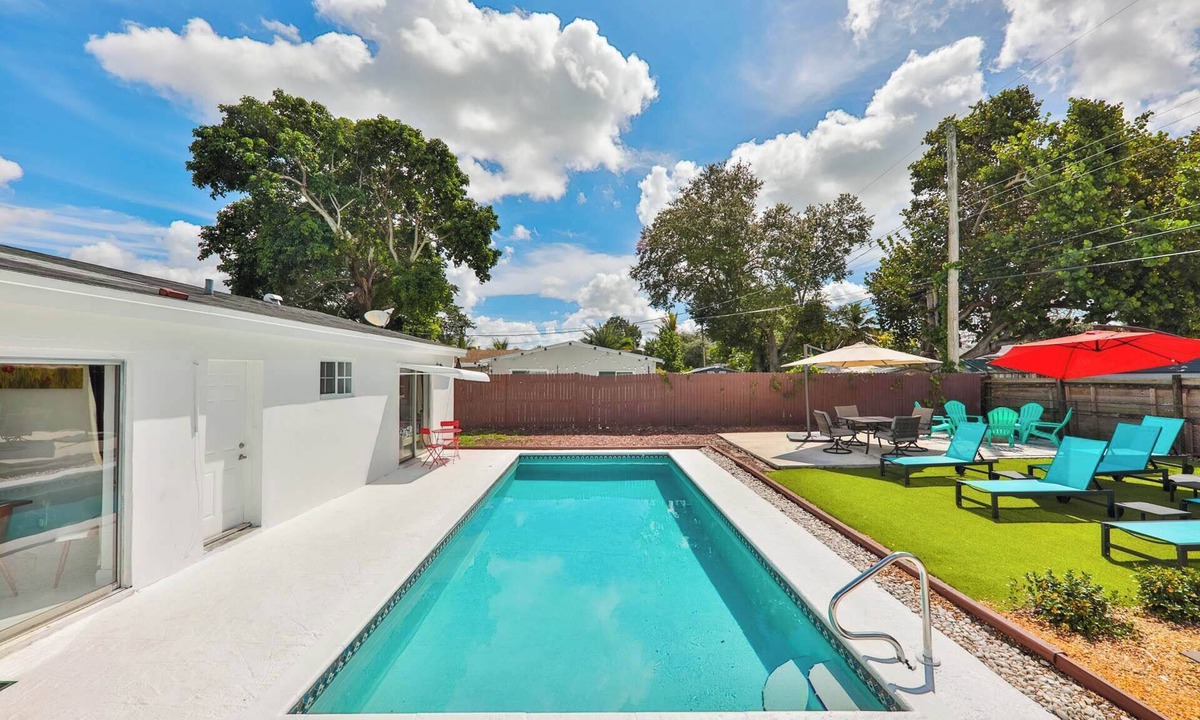 Driftwood House | Classy Stylish Swimming Joy