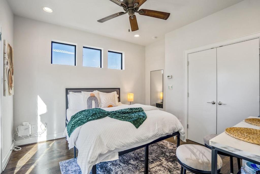 East Downtown Houston Apartment | Clay Studio in the heart of EADO