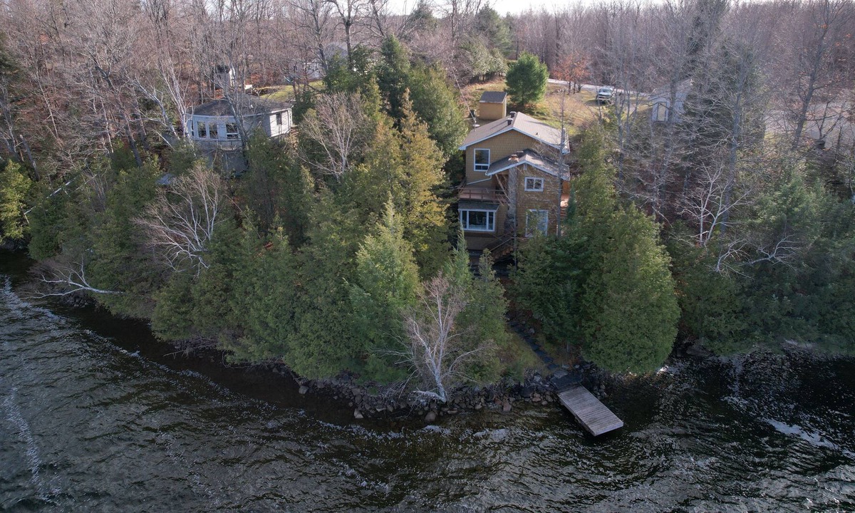 Lanark Highlands House | Clayton Lake Waterfront Cottage With Spectacular View & Games Room