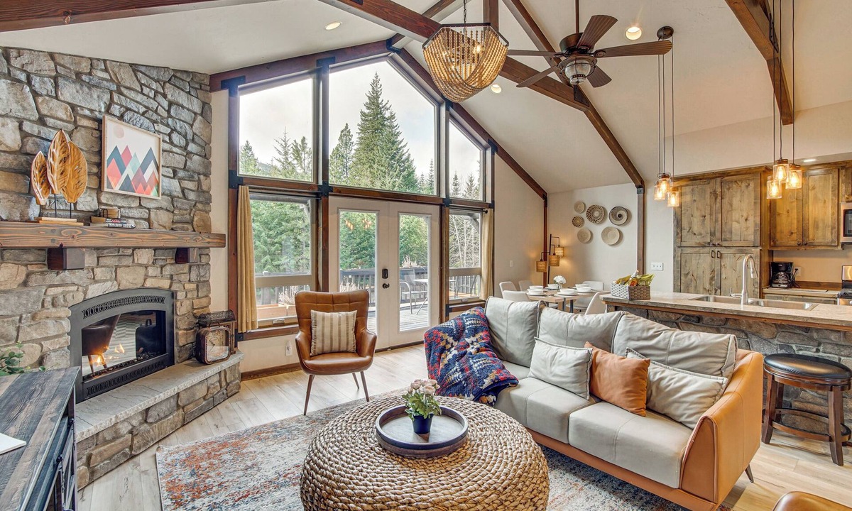 Cle Elum Cottage | Cle Elum Cabin w/Hot Tub, Fire Pit & Deck!