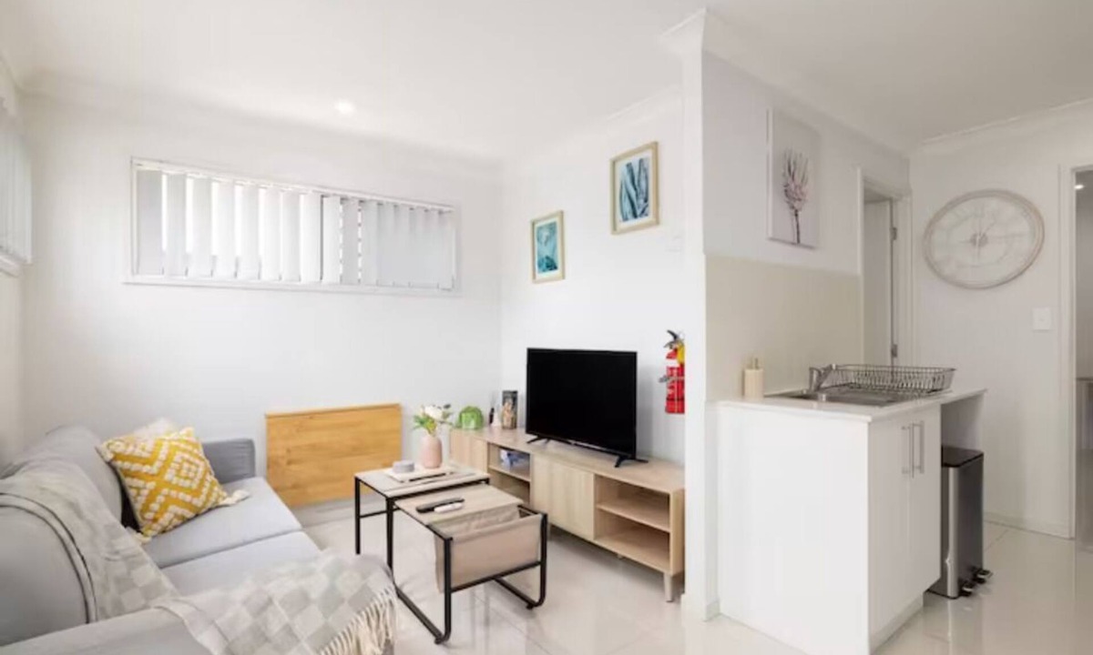 Rocklea Apartment | Clean 1 Bdr Apt w/AC & Kitchen | Parking | 139AF1