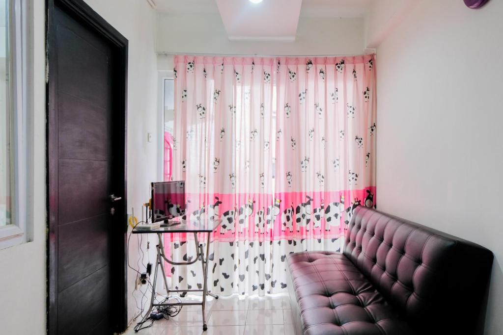 Binong Apartment | Clean 1BR Apartment at Paragon Village By Travelio