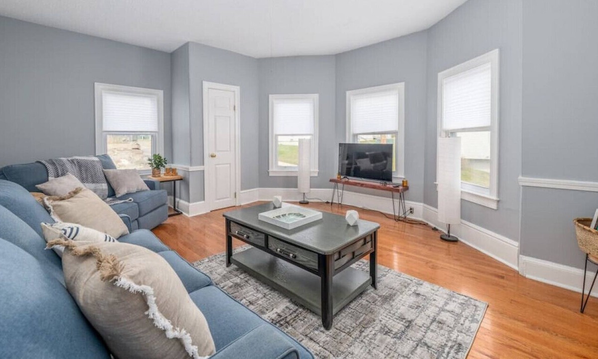 East Bayside Apartment | Clean 2 Bedroom Close To Downtown Old Port