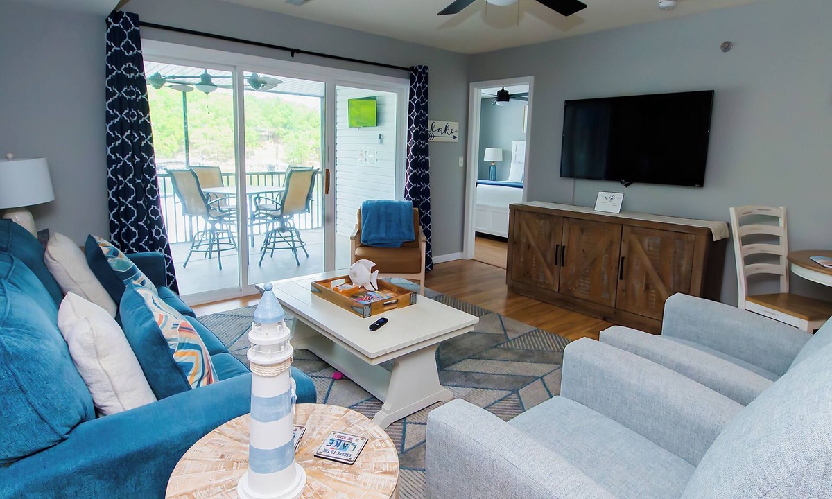 Lakeland Condo | Clean 2BD 2BA Condo w Slip - 5 Minutes to Bagnell Dam! Plus Pool & Swim Dock!