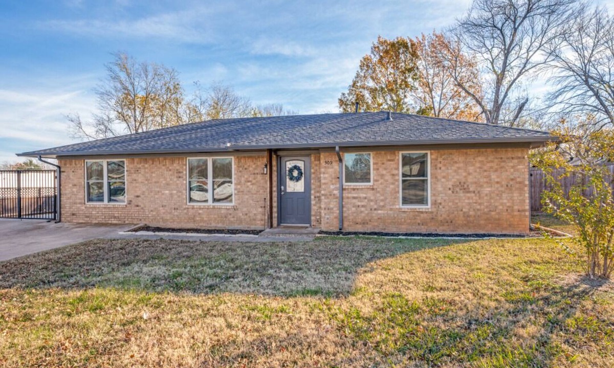 Pilot Point House | Clean 3-bedroom house with backyard in Pilot Point - BLUEBONNET