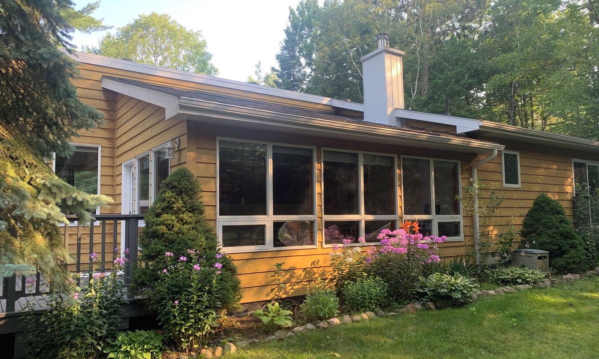 Lafontaine Cottage | clean all seasons cottage & pet friendly close to beaches
