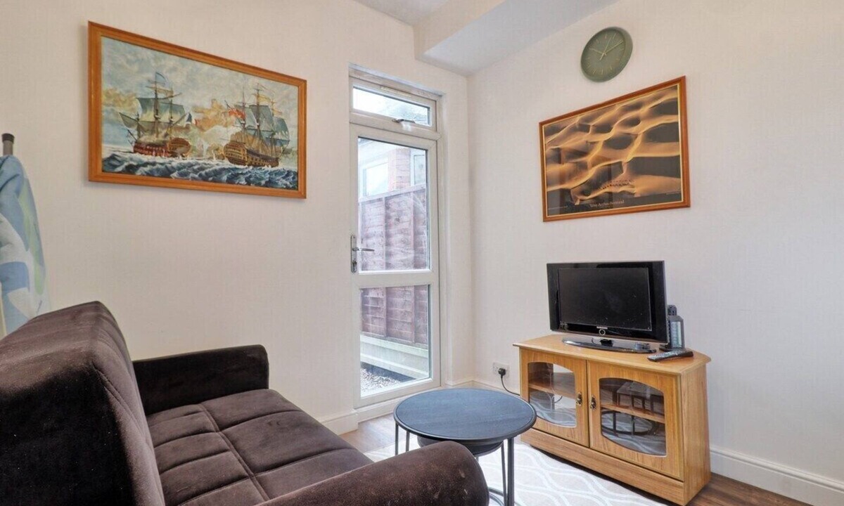 Westcliff-on-Sea Apartment | Clean and comfy 4 bedroom house