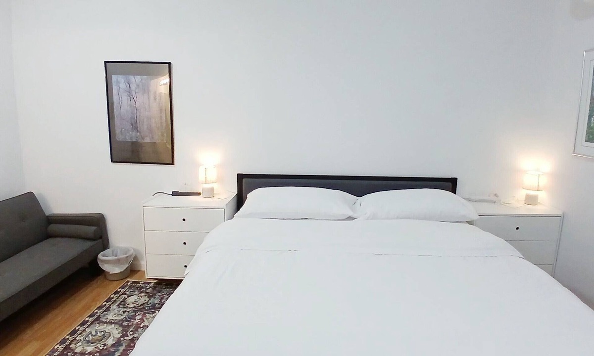 New London Bed & Breakfast | Clean and cozy, King bed, private bathroom, ample parking, free internet