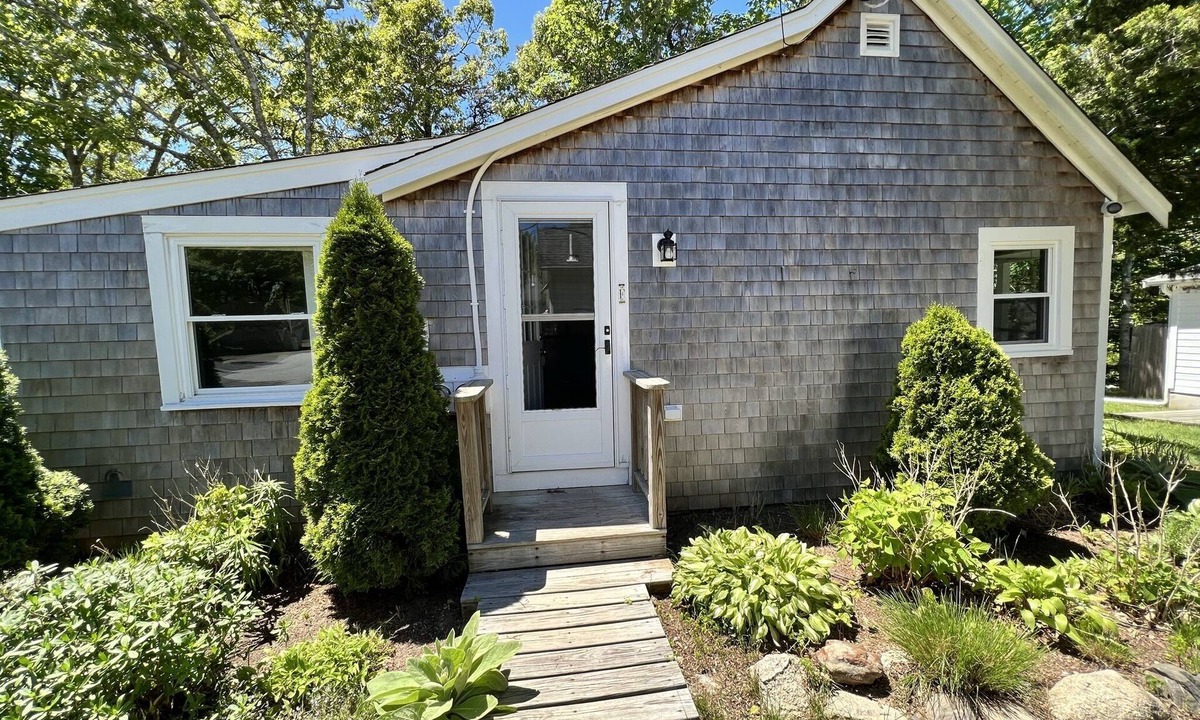 Brewster Cottage | Clean and Cute Brewster Cottage