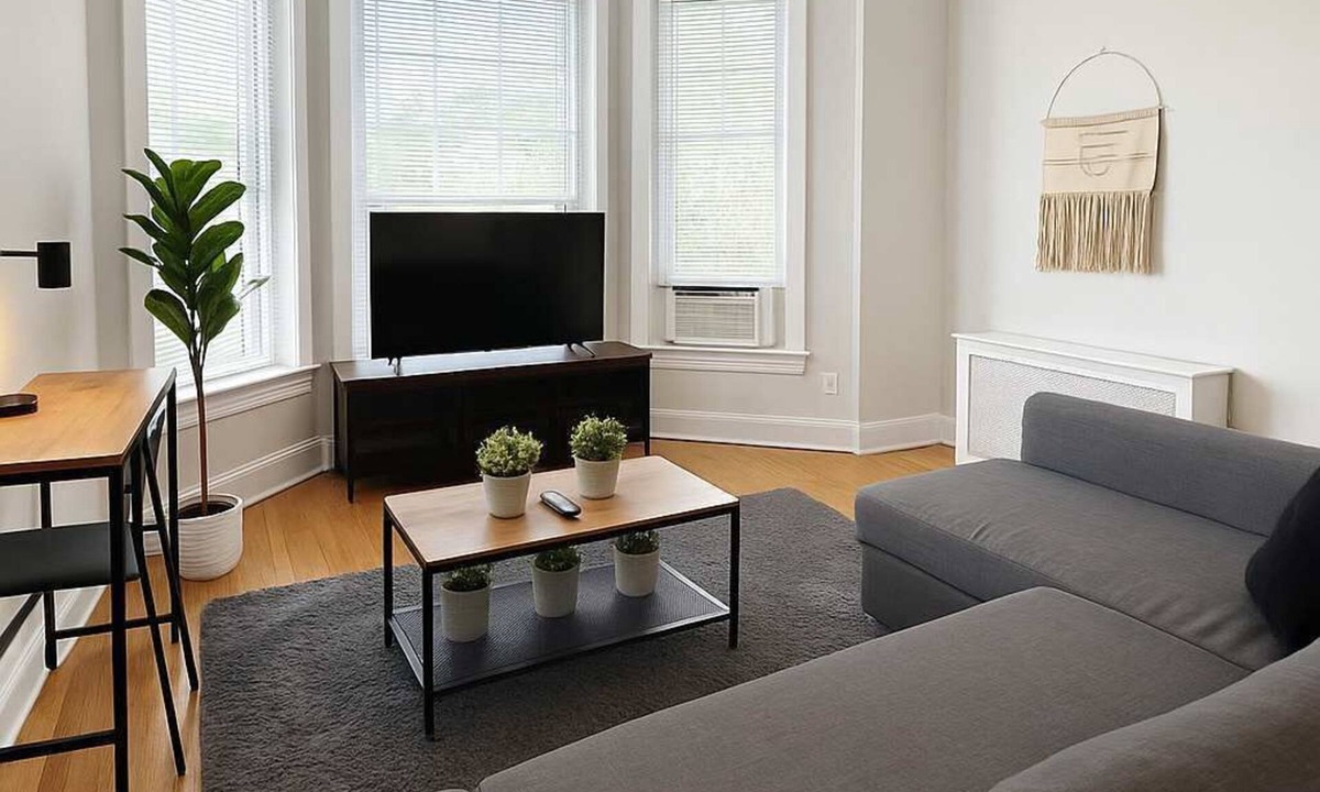 Wrigleyville Apartment | Clean and Equipped 2BR Apartment