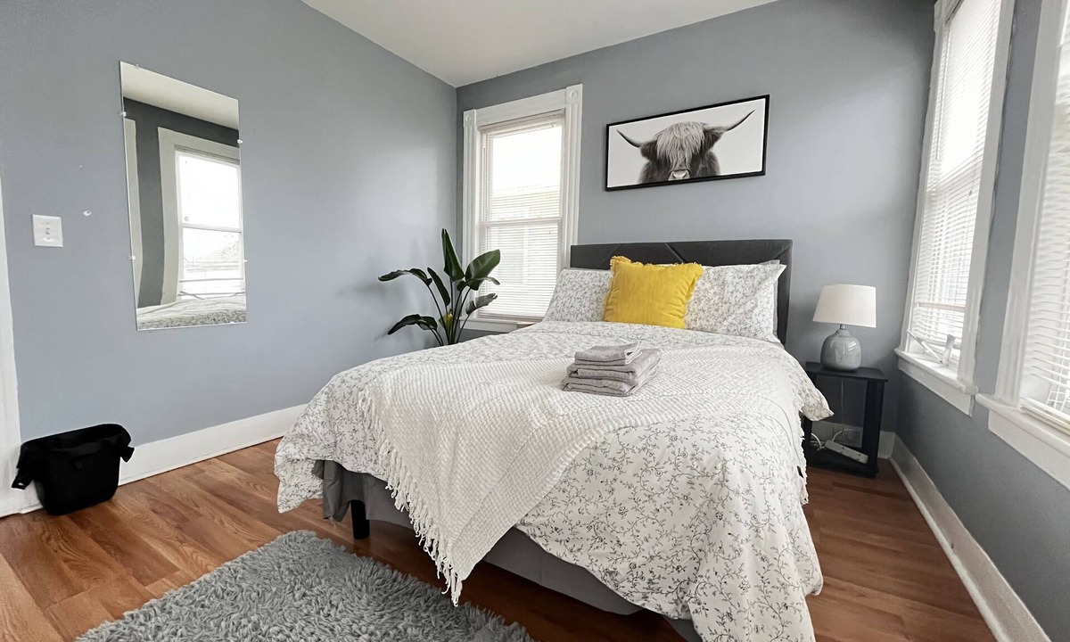 West End - West Side Apartment | Clean and Spacious Room with Relaxation Lounge