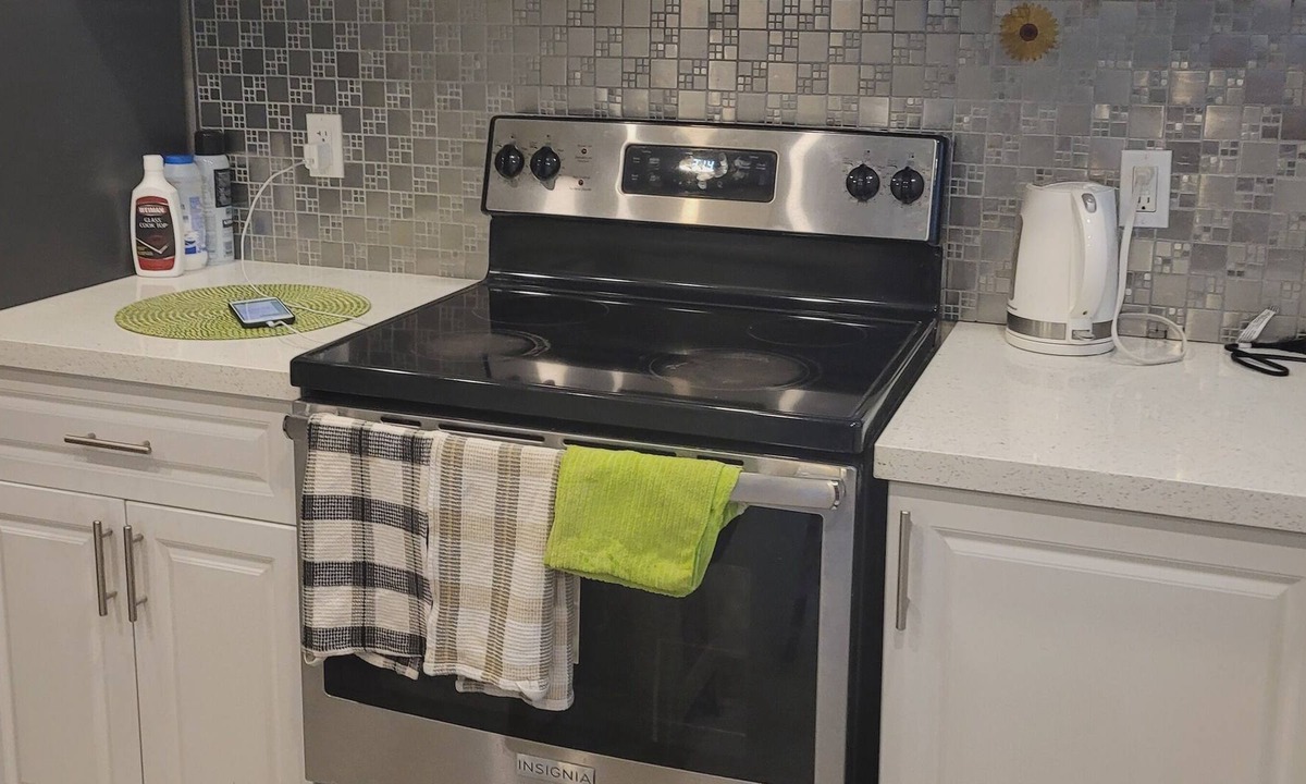 Oshawa House | Clean apartment with 4 free parking spaces.