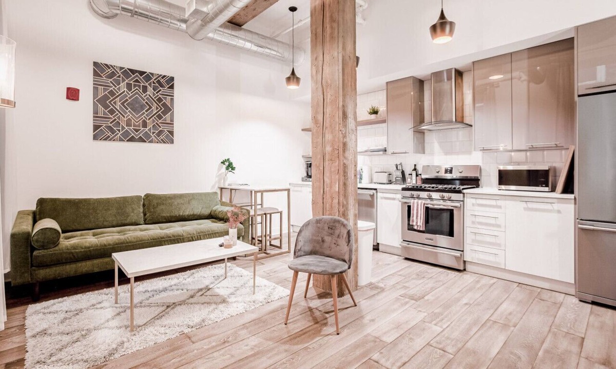 Central Business District Condo | Clean, Art Deco 1000sqft Condo Downtown + Gated Parking