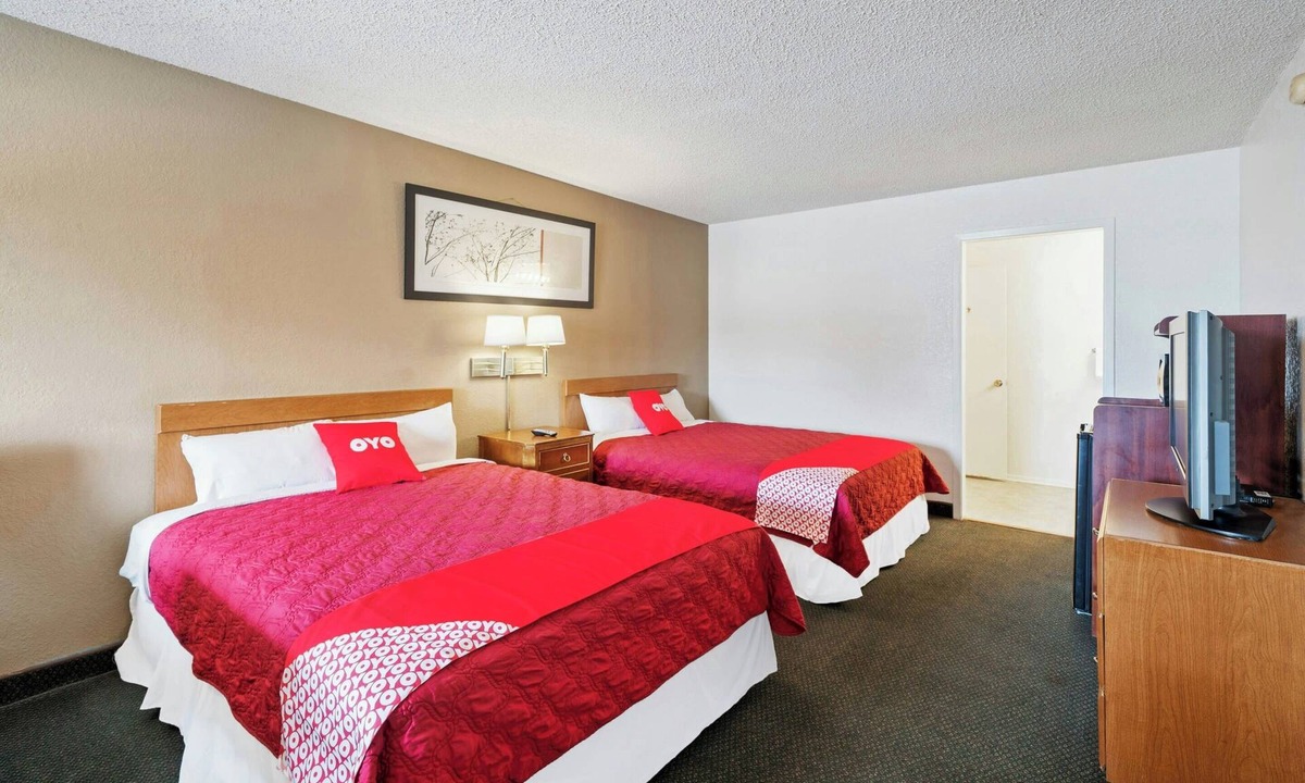Junction Hotel | Clean, Budget and Pet-Friendly Room with Essentials Near I-10