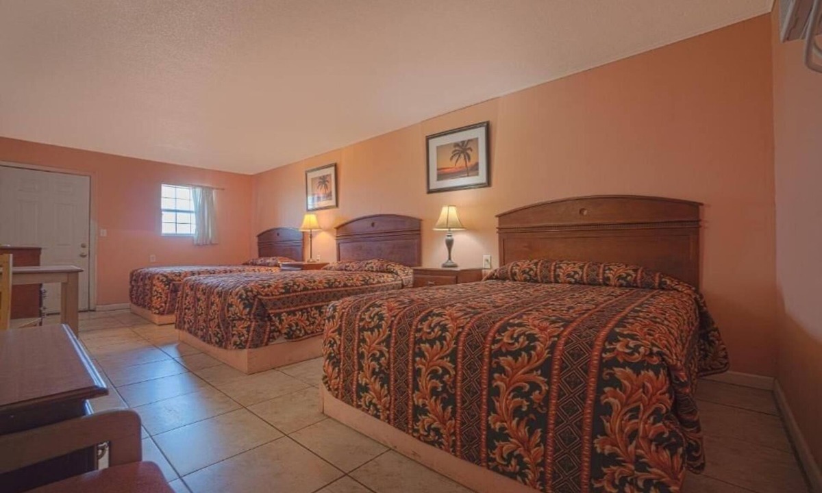 Corpus Christi Hotel | Clean Budget Room Ideal for Adventurers Close to Mustang Island