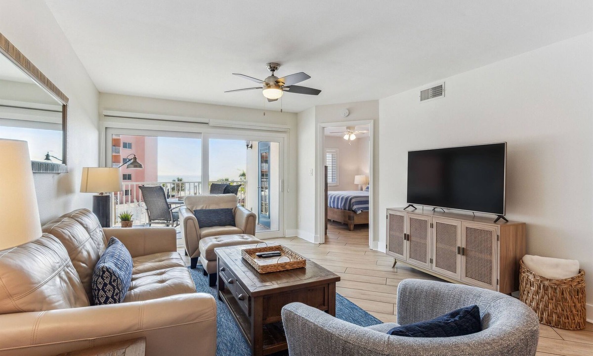Indian Shores Condo | Clean+Coastal 3BR/2BA Gulf-view Condo, Heated Pool