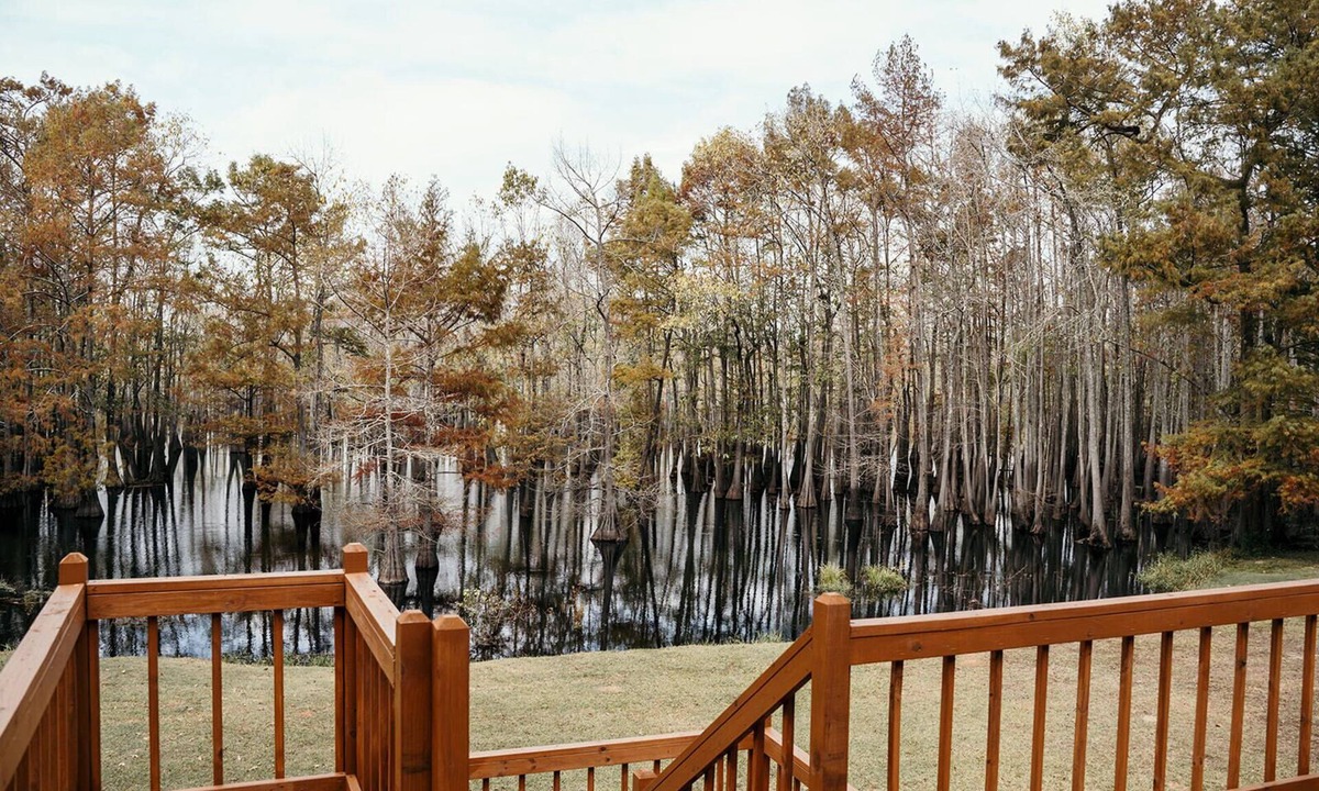 West Monroe House | Clean & Comfy, Deck, Grill, Fire Pit, Fish, and Fun!
