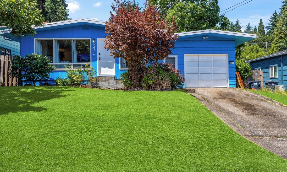 Western House | Clean Comfy House with Hot Tub, Pool Table, & BBQ