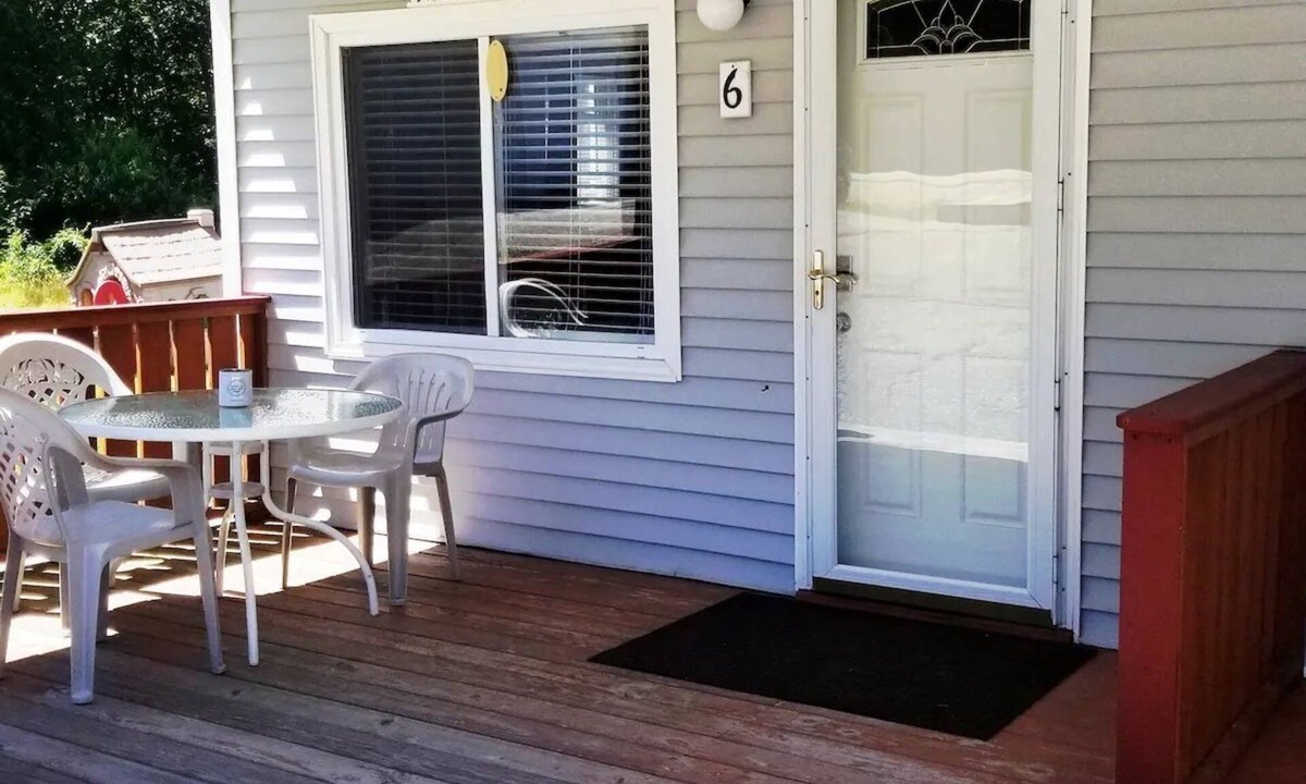 Ellsworth House | Clean & Cozy 1BR Apt#6 w/Full Kitchen & Private Bath