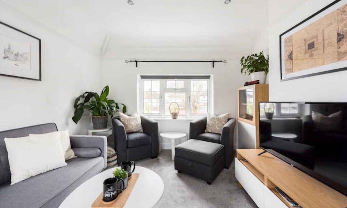 Garston Apartment | Clean Cozy & Bright Entire Flat 5min Harry Potter