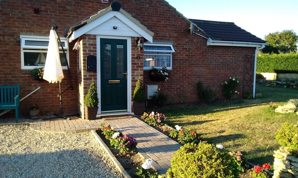 Melksham House | Clean, Cozy & Comfortable without breaking the bank