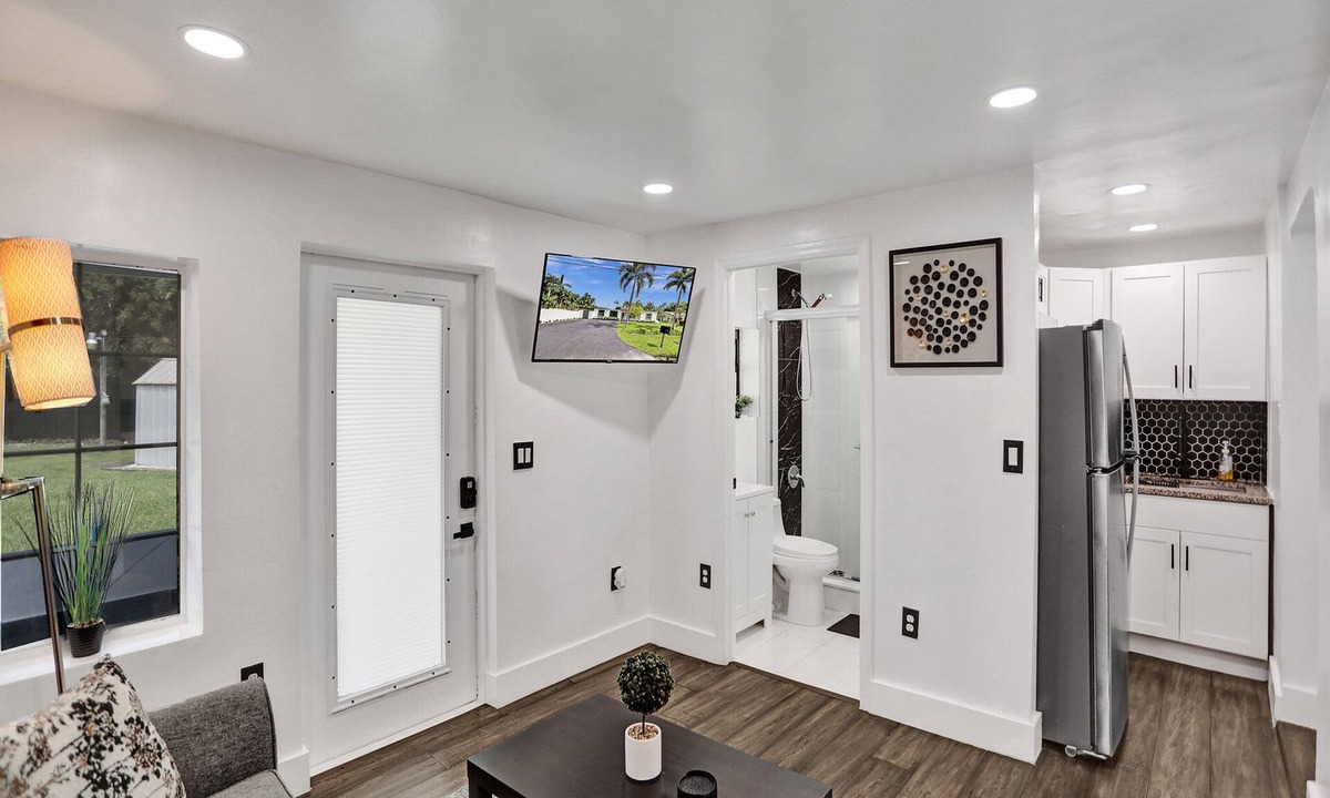 Golden Glades Apartment | Clean & Cozy Miami 2BR APT