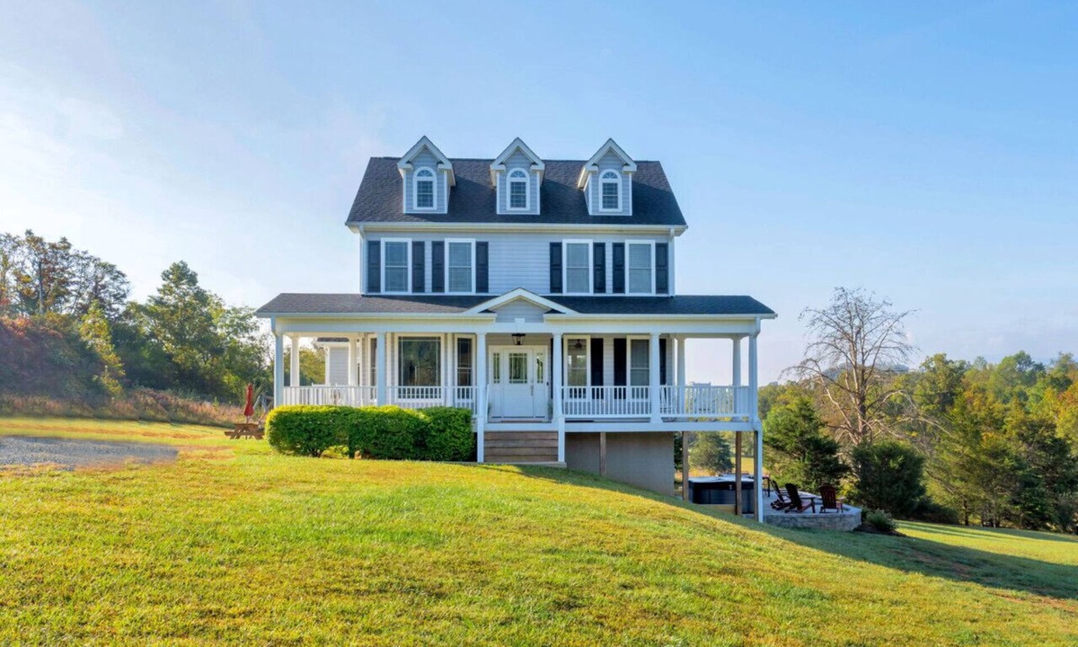 Afton House | Clean family-friendly 5BR in the HEART of Virginia`s Wine Country - Amazing views, basement game room, new outdoor patio