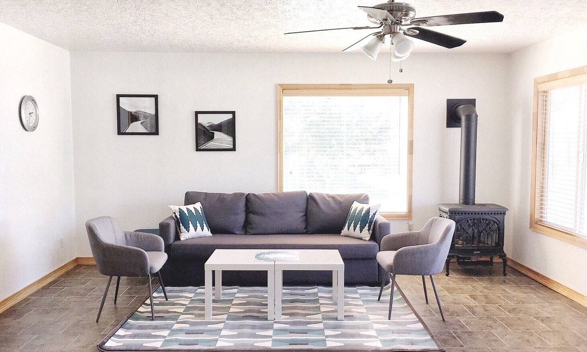 Mitchell House | Clean, fully stocked home in Mitchell.