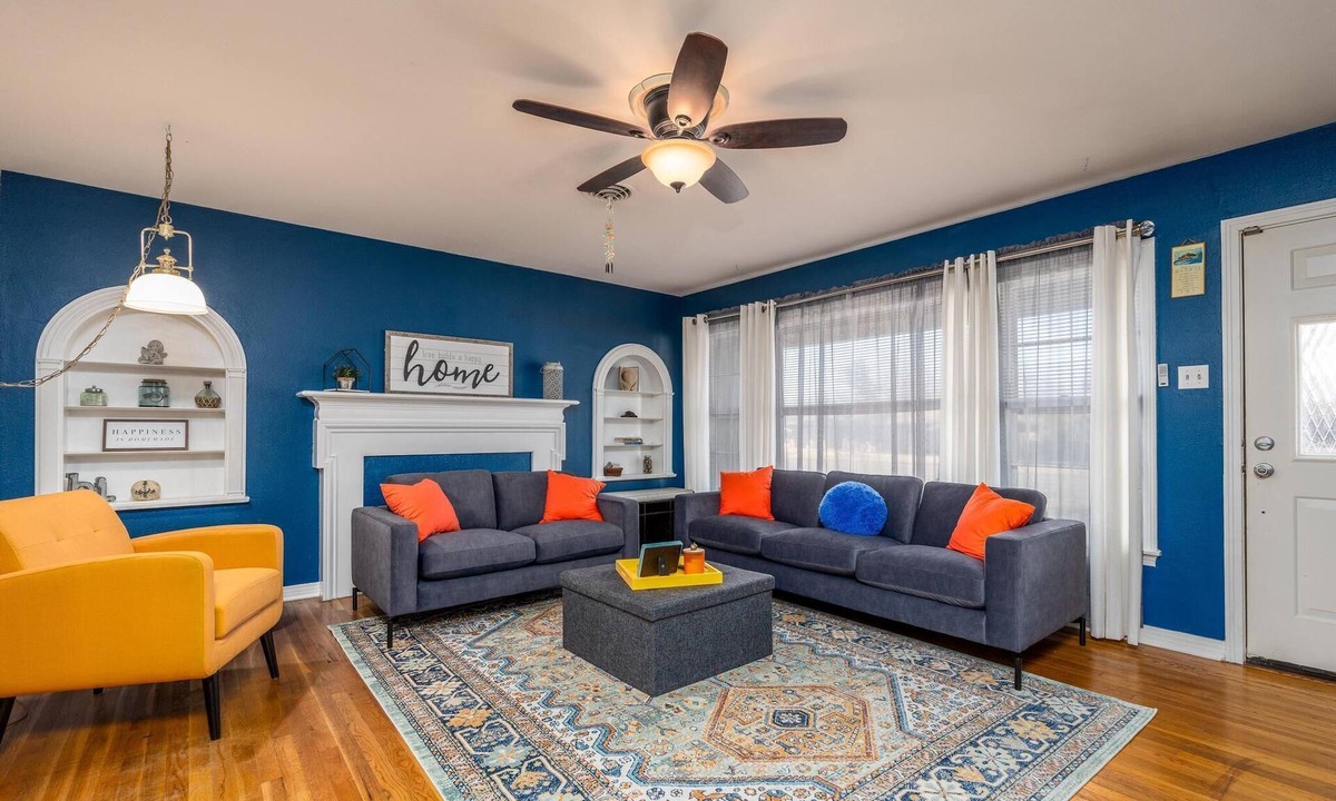 Over Place Area House | Clean & Happy beachvibes! Great yard & Firepit out back! Some pets welcome!