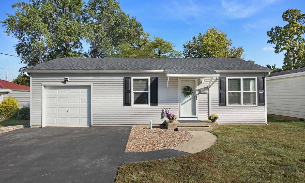 O'Fallon Cottage | Clean Home Sleeps 6, Full Kitchen, Backyard, Perfect for Families, Pet-Friendly!