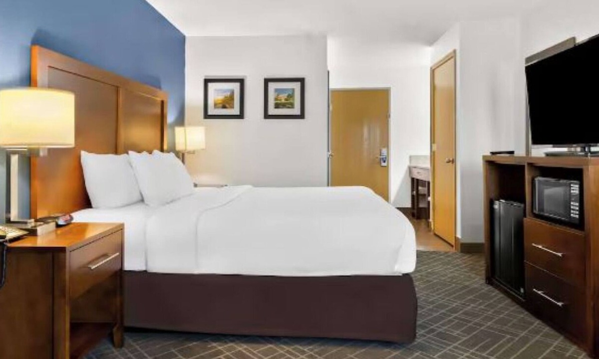 Joliet Hotel | Clean & Modern Joliet Hotel—Indoor Pool, Free Breakfast & Close to I-55 Corridor