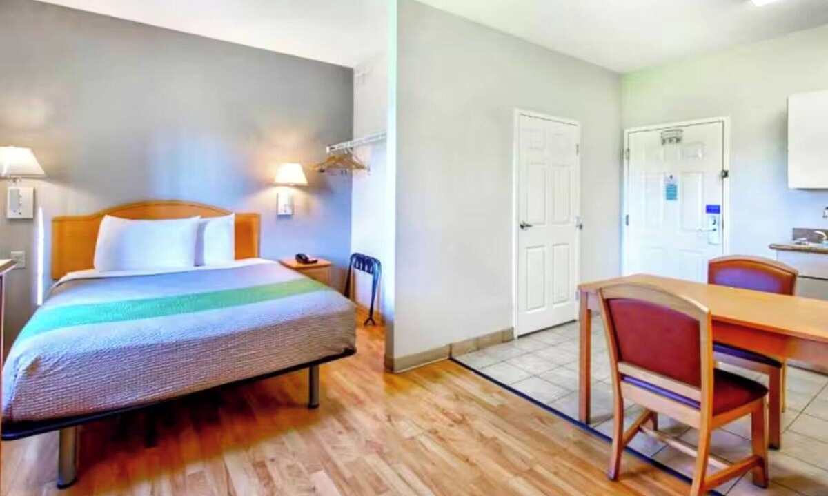Sulphur Apartment | Clean Non-Smoking 2-Bed Suite w/Kitchenette