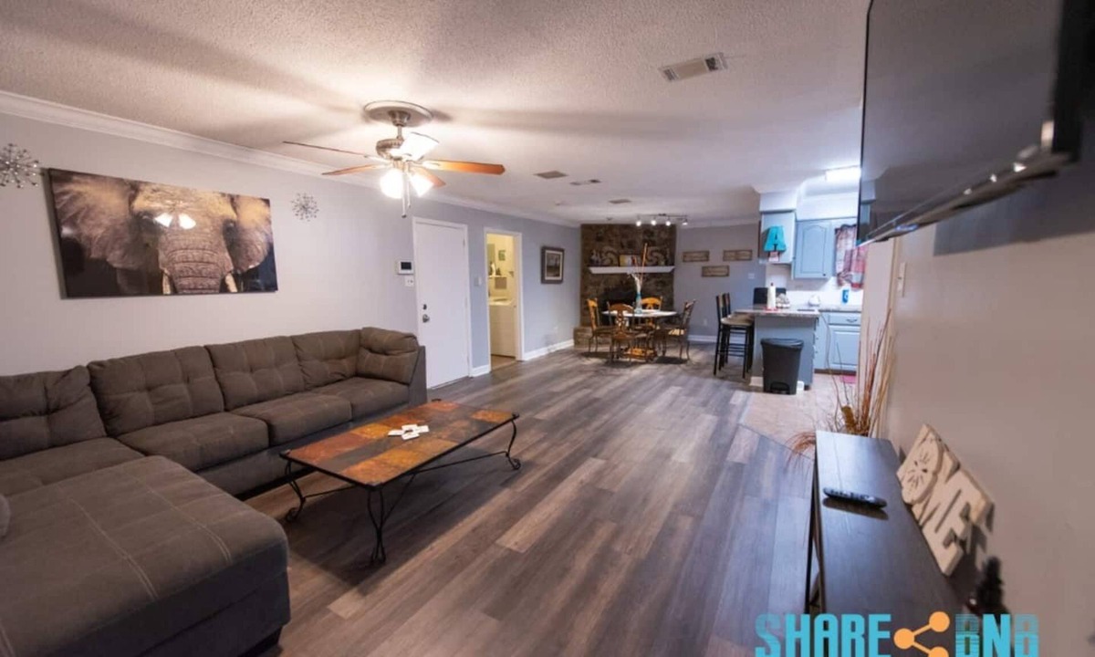 Little Rock House | Clean, Pet Friendly, Travel Nurse, Remote Work Home w/Garage - Tesla Charger